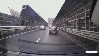A veszélyes piruett nem volt elég, az autós még a piroson is áthajtott Budapesten