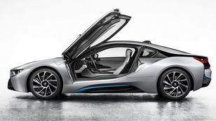 Gyári fotókon a BMW új sportkocsija, az i8