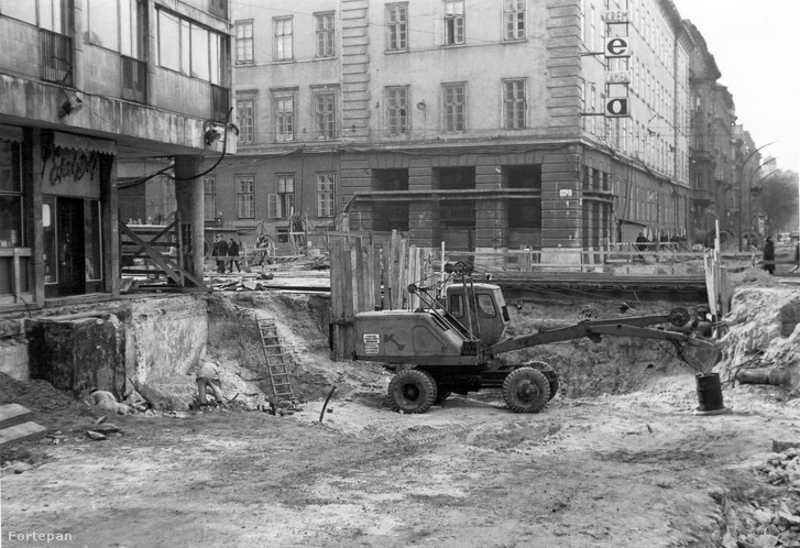 Ferenc körút - Üllői út sarok, aluljáró építése. Szemben az egykori Kilián laktanya épülete. 1971