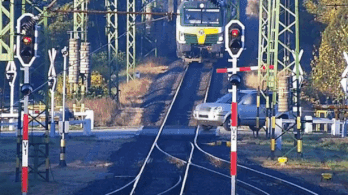 Érkező vonat előtt tépte le a vasúti átjáró sorompóját egy győri nő