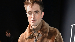 Robert Pattinson flitteres szoknyában parádézott a párizsi divathéten