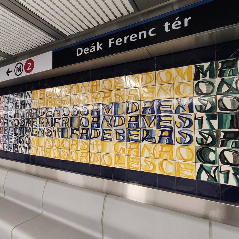 Gyönyörű üzenetet rejtenek a Deák téri metróállomás csempéi: te tudod, mi olvasható ki belőlük?