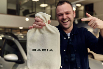 A Dacia melegvizes palackkal oltja a BMW-t