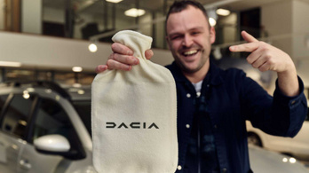 A Dacia melegvizes palackkal oltja a BMW-t
