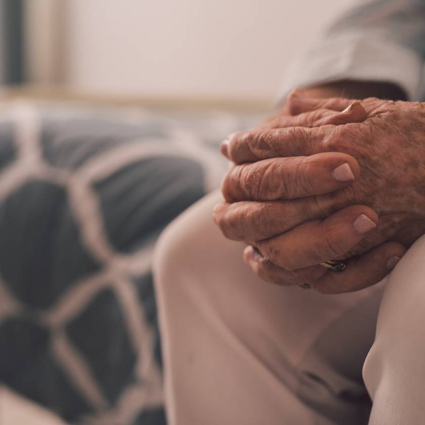 Bejárta az internetet a 85 éves alzheimeres nő szívszorító videója: férje és fia gondoskodik Bettyről