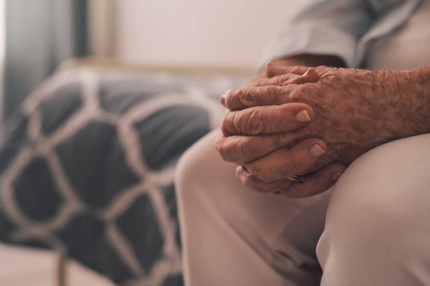 Bejárta az internetet a 85 éves alzheimeres nő szívszorító videója: férje és fia gondoskodik Bettyről