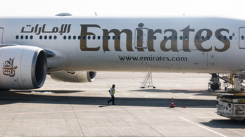 A Dubajba tartó repülőgépen szülte meg gyermekét egy nő