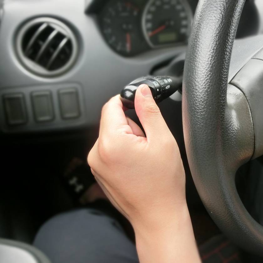 3 büntetőpont jár érte, sokan mégsem csinálják szabályosan: mikor kell indexelni az autóvezetőnek?