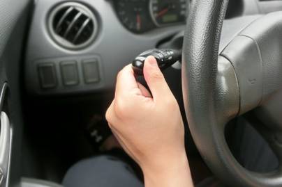 3 büntetőpont jár érte, sokan mégsem csinálják szabályosan: mikor kell indexelni az autóvezetőnek?