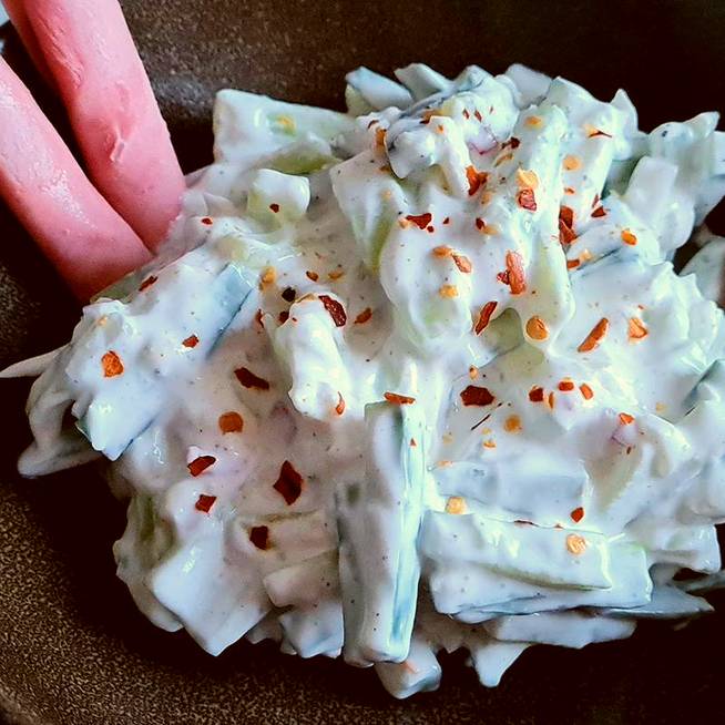 Joghurtos uborkasaláta pillanatok alatt: sültek mellé tökéletes