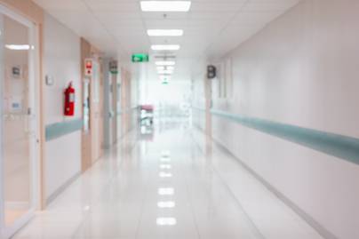 Több magyarországi kórházban is tilos a látogatás hétfőtől: ez az oka