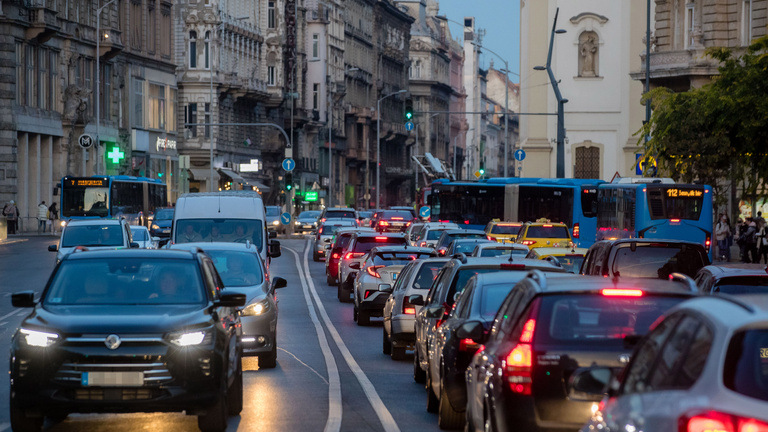 A magyarok harmada kevesebbet autózik az árstop eltörlése óta