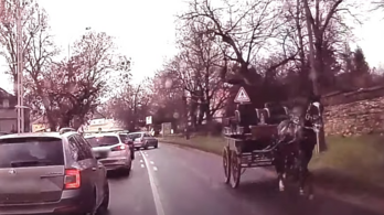 Forgalommal szemben vágtatott az elszabadult lovas kocsi Fóton
