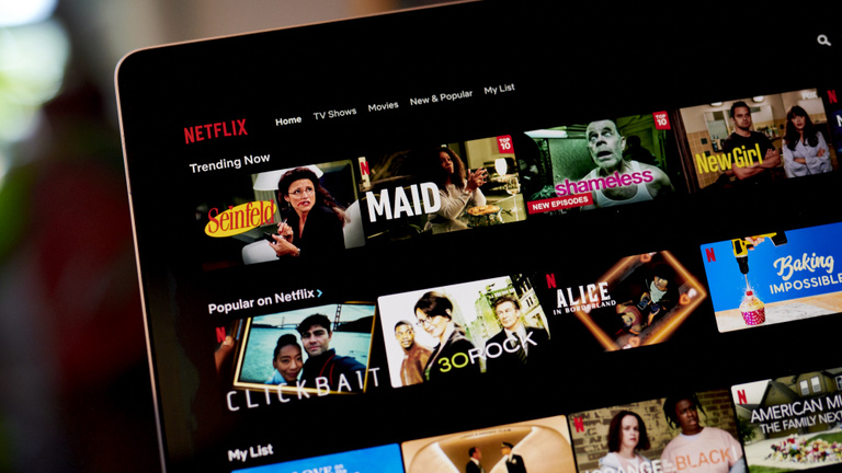 Így bünteti majd a Netflix azokat, akik megosztják a jelszavukat