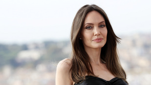Angelina Jolie-t a testőrei mentették ki Párizsban és egyéb lesifotók