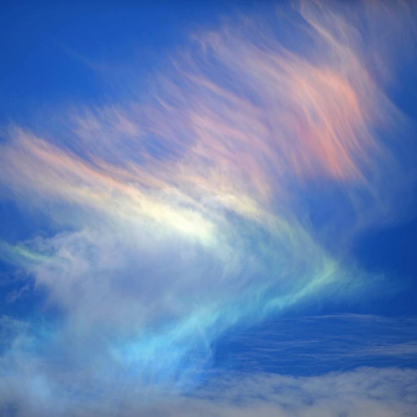 Nem mindennapos égi jelenséget fotóztak le: csodálatosan néznek ki a szivárványfelhők