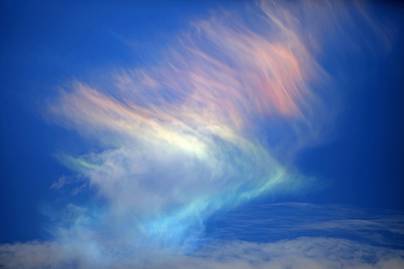 Nem mindennapos égi jelenséget fotóztak le: csodálatosan néznek ki a szivárványfelhők