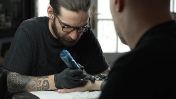 Magyar művész készítette Lewis Hamilton és Orlando Bloom tetoválásait is