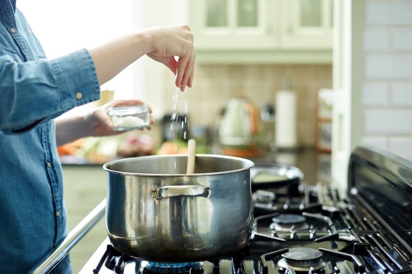 Így mentheted meg az ételt, ha túl sós lett: 5 praktika, ami segít megoldani a problémát