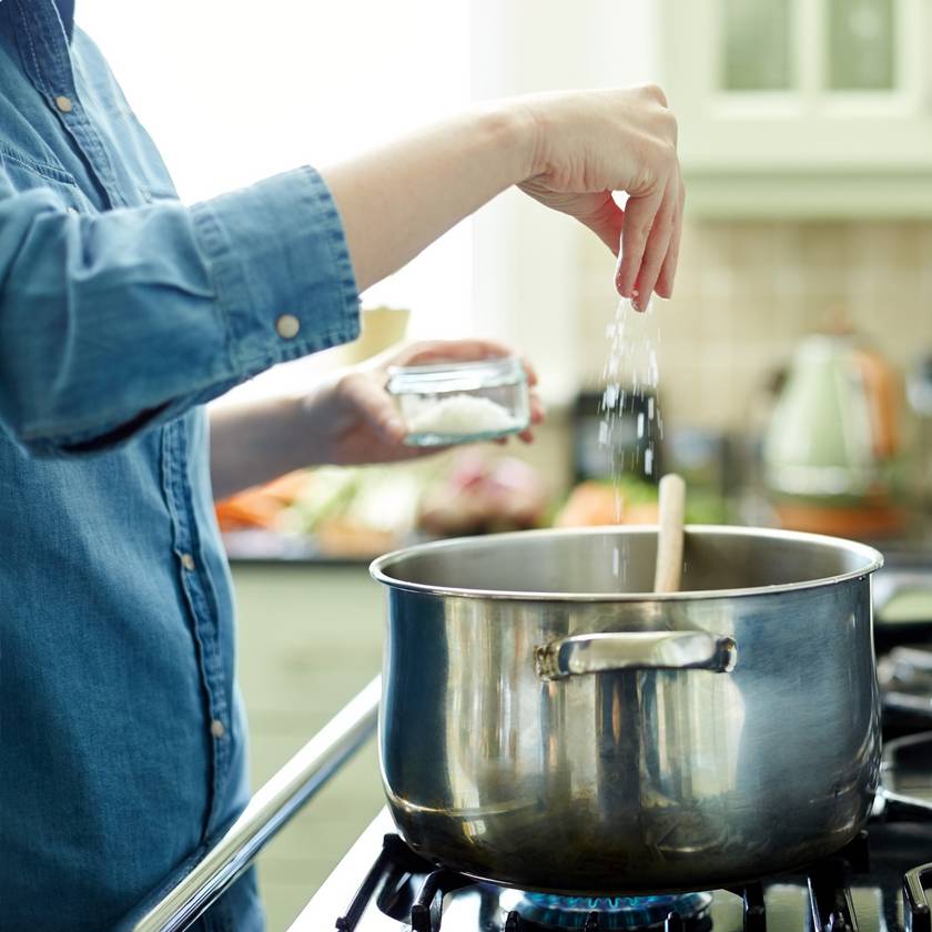 Így mentheted meg az ételt, ha túl sós lett: 5 praktika, ami segít megoldani a problémát