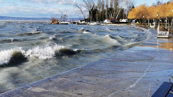 A Balaton is megbillent a viharban: 41 centit lengett ki a tó