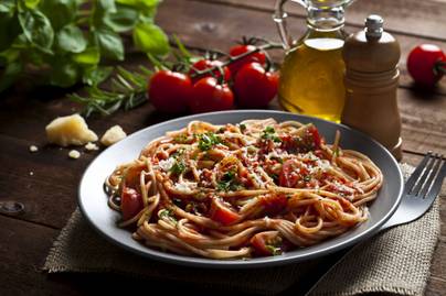 Villámgyors zöldséges-paradicsomos spagetti: amíg a tészta kifő, a szósz is elkészül