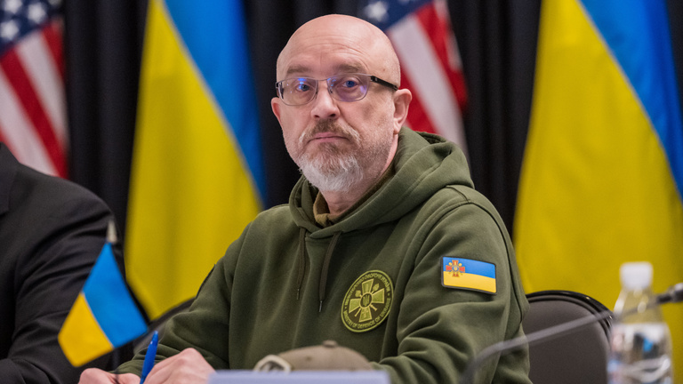 Meneszthetik Ukrajna védelmi miniszterét