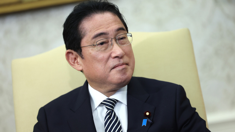 A japán miniszterelnök kirúgta tanácsadóját, mert az nem szeret „LMBT-emberekre” nézni