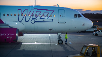 Verekedni kezdett egy magyar utas a Wizz Air járatán, 18 órát késett a repülő