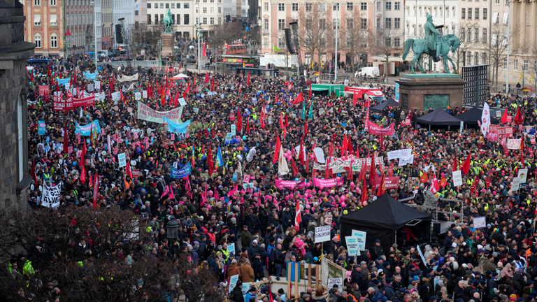 Ezrek tüntettek Dániában egy munkaszüneti nap tervezett eltörlése miatt