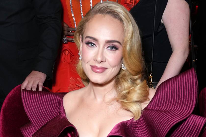 Adele bordó estélyiben mutatta meg karcsú alakját: íme a Grammy-gála legszebb ruhái