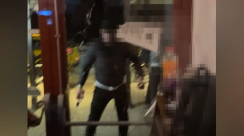 Egy ukrán férfi sörösüveggel törte be a tatai bár ajtaját