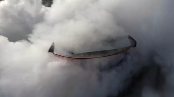 Füstfelhőbe burkolózik az új Mustang versenyautó