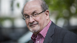 Először szólalt meg az ellene elkövetett merénylet óta Salman Rushdie