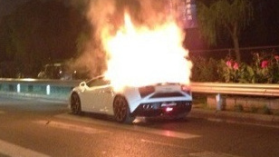 Láss lángoló Lamborghinit