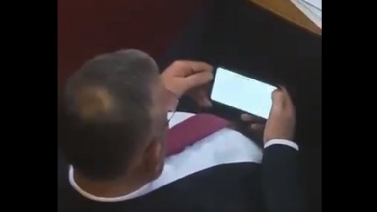Felnőttfilmet nézett az egyik szerb képviselő a parlamenti ülésen
