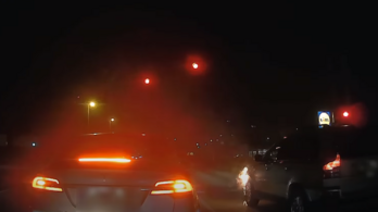Lángoló autó sietett át a piroson Magyarországon