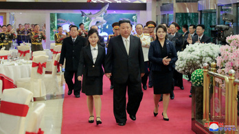 Kim Dzsongun megmutatta a világnak ritkán látott lányát