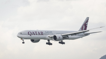 Fél percig süllyedt meredeken a Qatar utasszállító repülőgépe