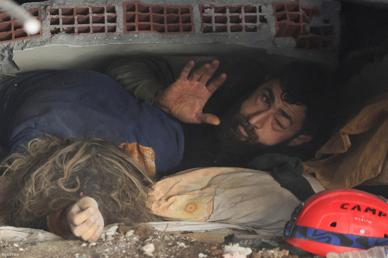 Abdulalim Muaini fekszik a romok alatt, halott felesége mellett a törökországi Hatay városában.