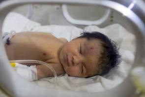 Több ezren fogadnák örökbe a romok alatt született árva szír újszülöttet