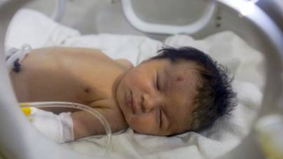 Több ezren fogadnák örökbe a romok alatt született árva szír újszülöttet