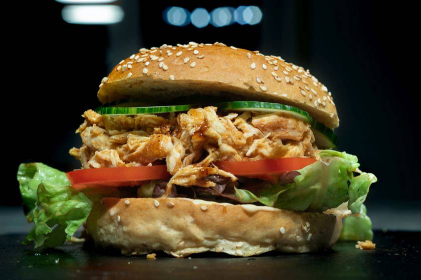 Extra kiadós tépett csirkés szendvics házi szósszal: a kedvenc zöldségeiddel pakolhatod meg
