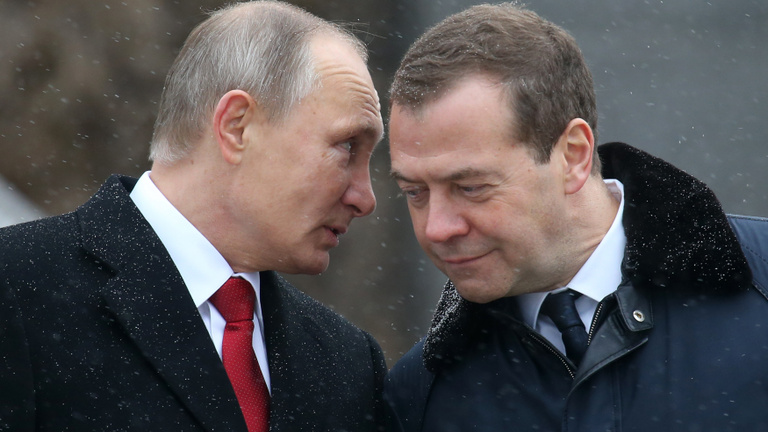 Megzsarolhatták Medvegyevet, 20 millió dollárt fizetne miatta Putyin
