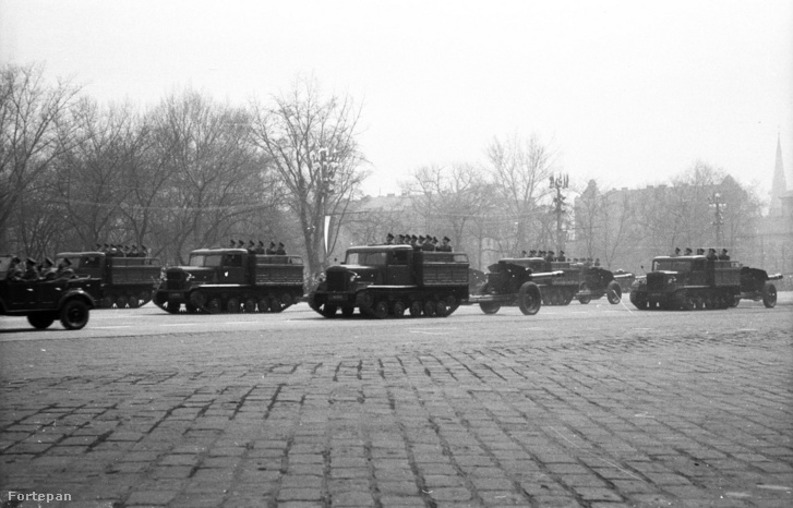 A Dózsa György út (Felvonulási tér), 1958 április 4-i katonai díszszemle, szinte még új Csepel 800 Gödöllő tűzérségi vontatókkal