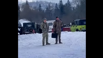 Videón az ukrajnai sorozás: behívókat osztogattak a Kárpátalja-közeli síparadícsomban
