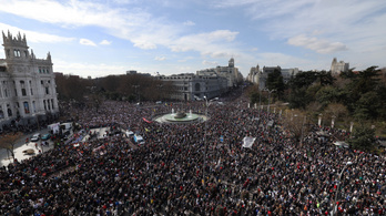 Spanyolok százezrei tüntettek a jobb egészségügyért Madridban