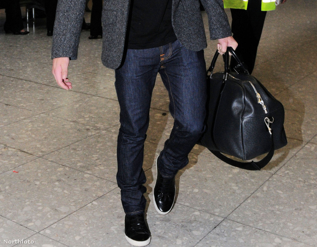 Zac Efron még 2009-ben egy hatalmas táskával a Heathrow reptéren