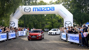 Célba ért a Mazda 3-asok konvoja