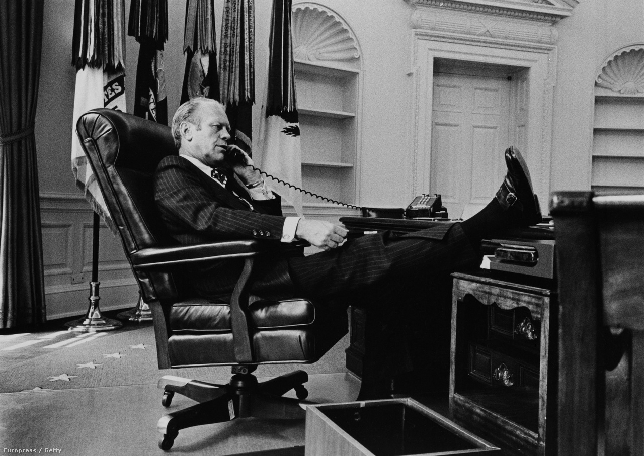Kennedy halála után Lyndon B. Johnson egy másik asztalt választott az irodába, mert túl nagy termetű volt a Resolute-hoz. A Resolute-asztal a Kennedy-vándorkiállítás részeként járta az országot 1964–65-ben, később a Smithsonian Múzeumban állították ki. A képen Gerald Ford telefonál 1974. augusztus 11-én. A polcok azért üresek, mert Nixon exelnök emberei két napja pakoltak ki az irodából, miután Nixon augusztus 9-én lemondott.
                        
                        